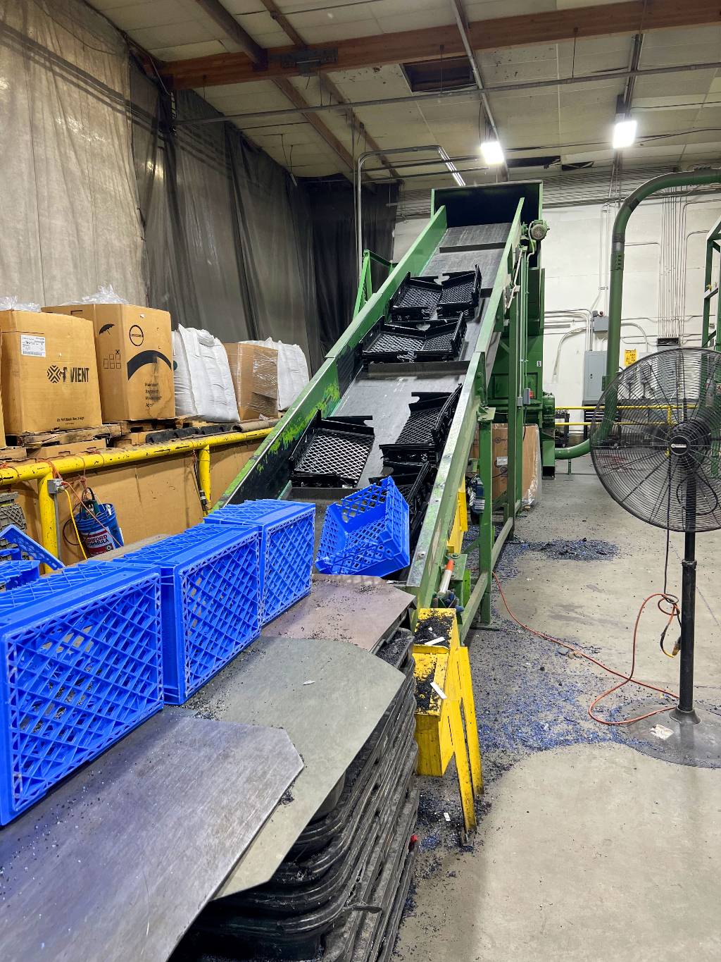photo of plastic on conveyer Photo of pallets on conveyer belt